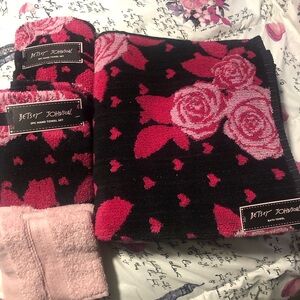 Betsey Johnson Black and Pink Floral Towel Set